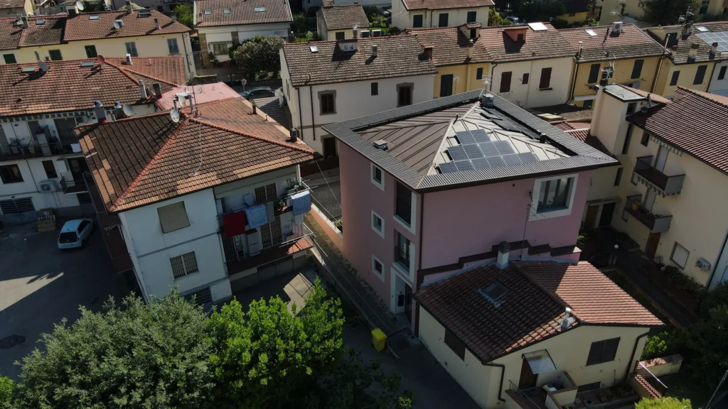 Calenzano, la casa ristrutturata con la nuova copertura vista dal drone