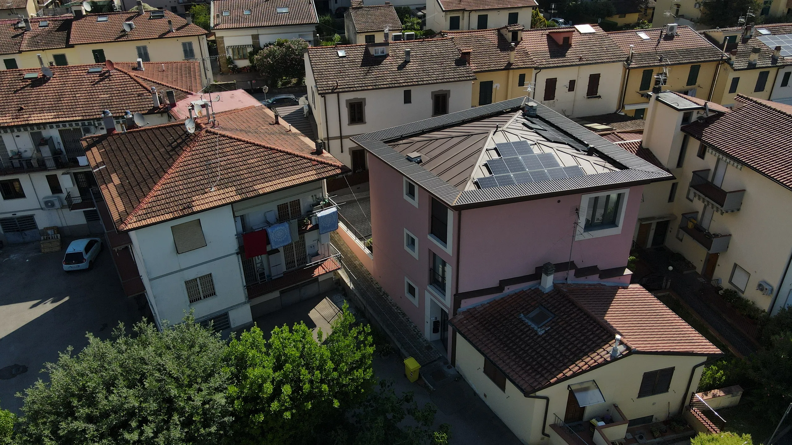 Calenzano, la casa ristrutturata con la nuova copertura vista dal drone