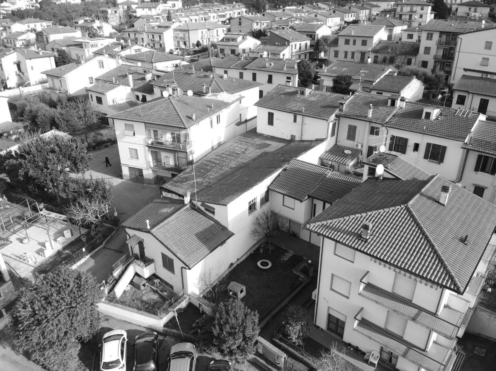 Calenzano prima dell'intervento, in bianco e nero: la casa e il cortile visti verso nord