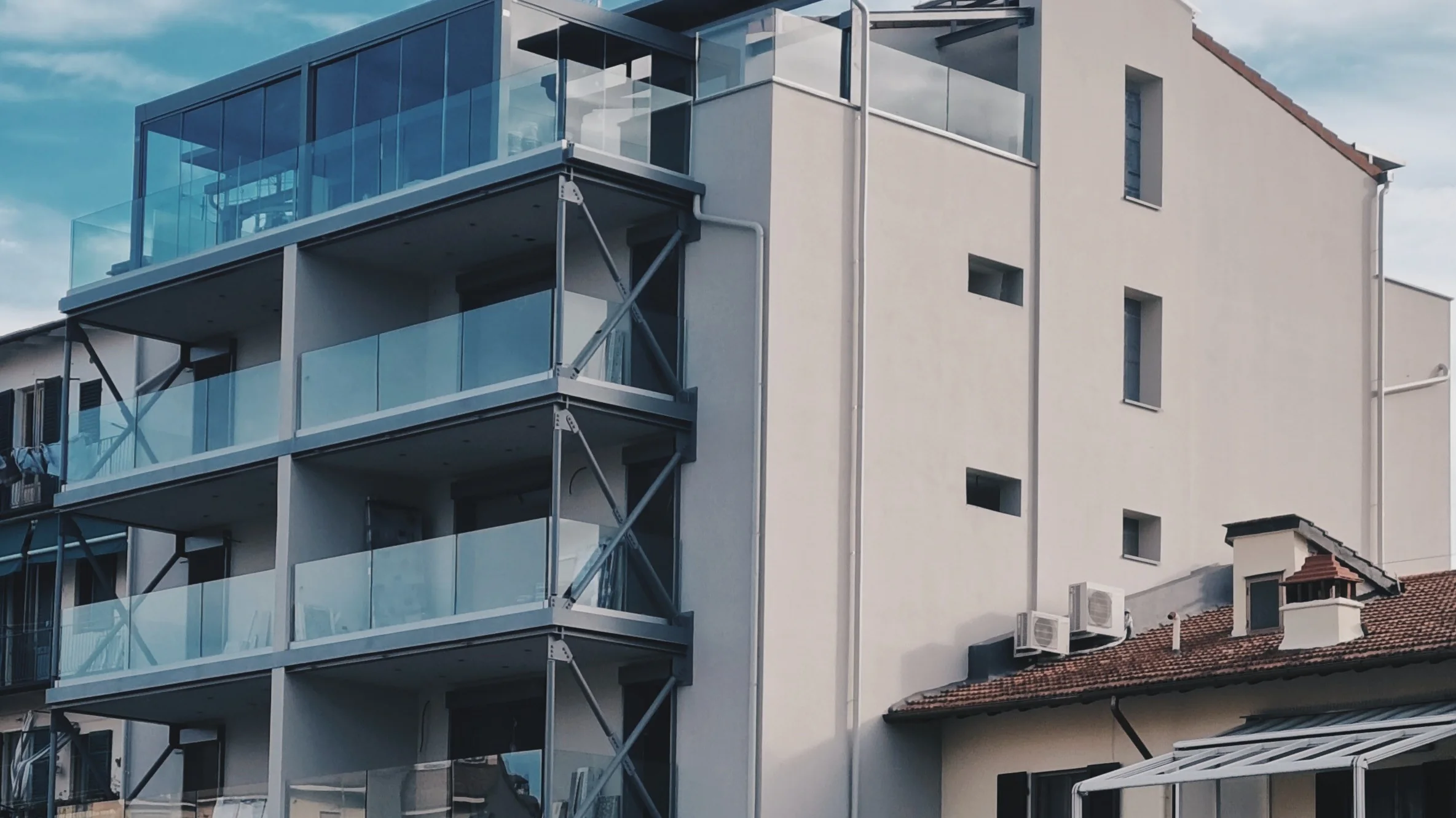 Firenze, via dell'Olivuzzo: l'edificio realizzato in sostituzione edilizia, con i balconi vetrati